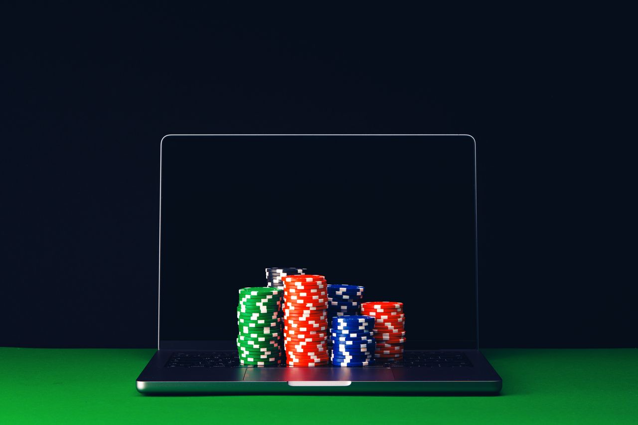 A Canadian casino review site built on a claimed 100 years of team experience