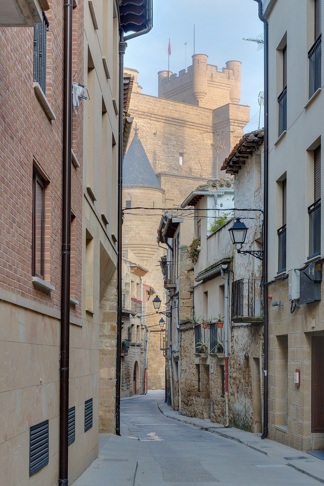 Spain sets cross-operator deposit cap for online gambling