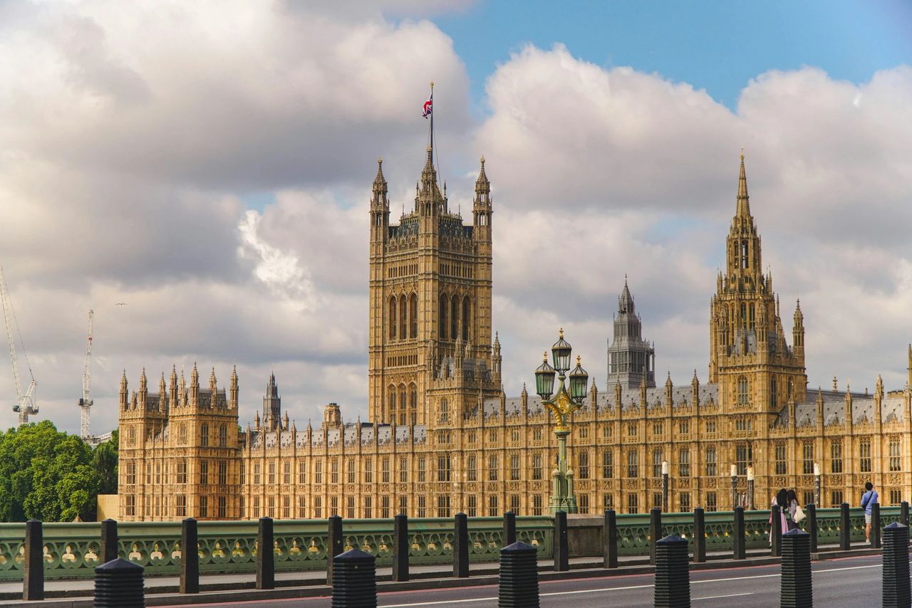 UK House of Lords Committee Calls for Near-Total Gambling Advertising Ban to Address Public Health Crisis