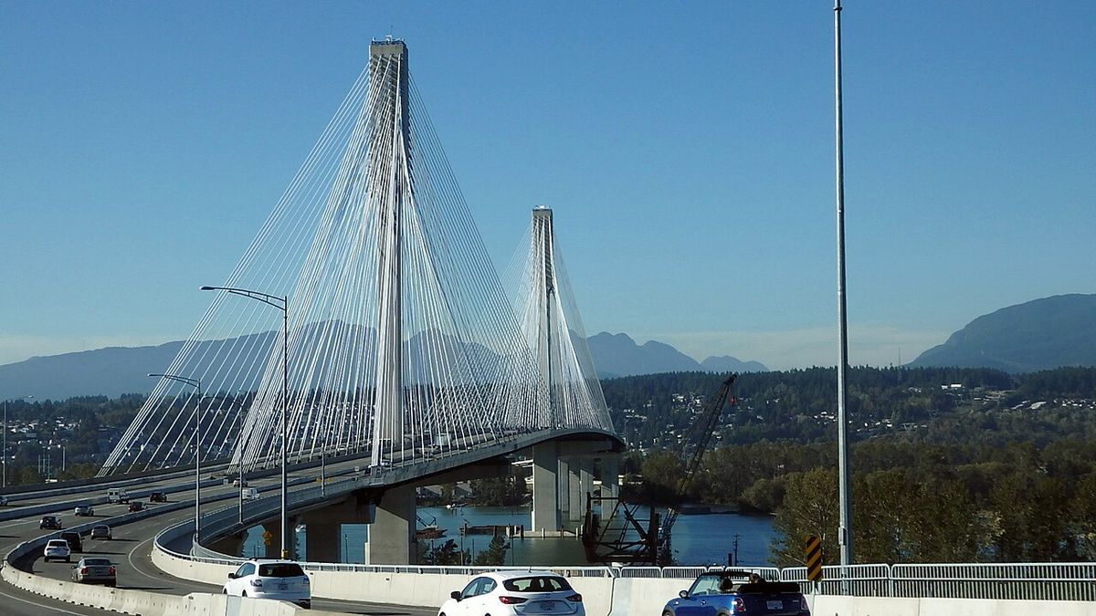 The new en:Port Mann Bridge in en:Vancouver over the en:Fraser River
