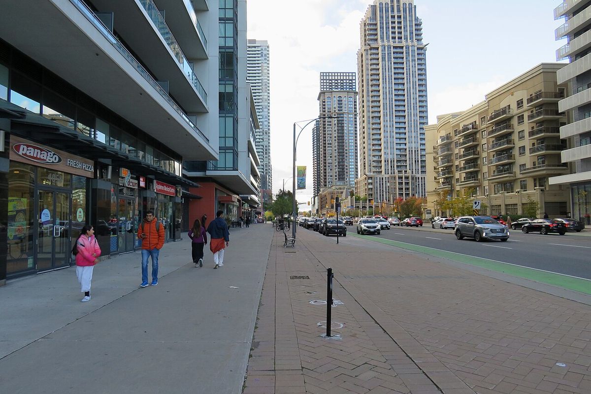 Streetscape along Confederation Parkway in Mississauga. Surprisingly, this street has only existed since the mid-2000s.