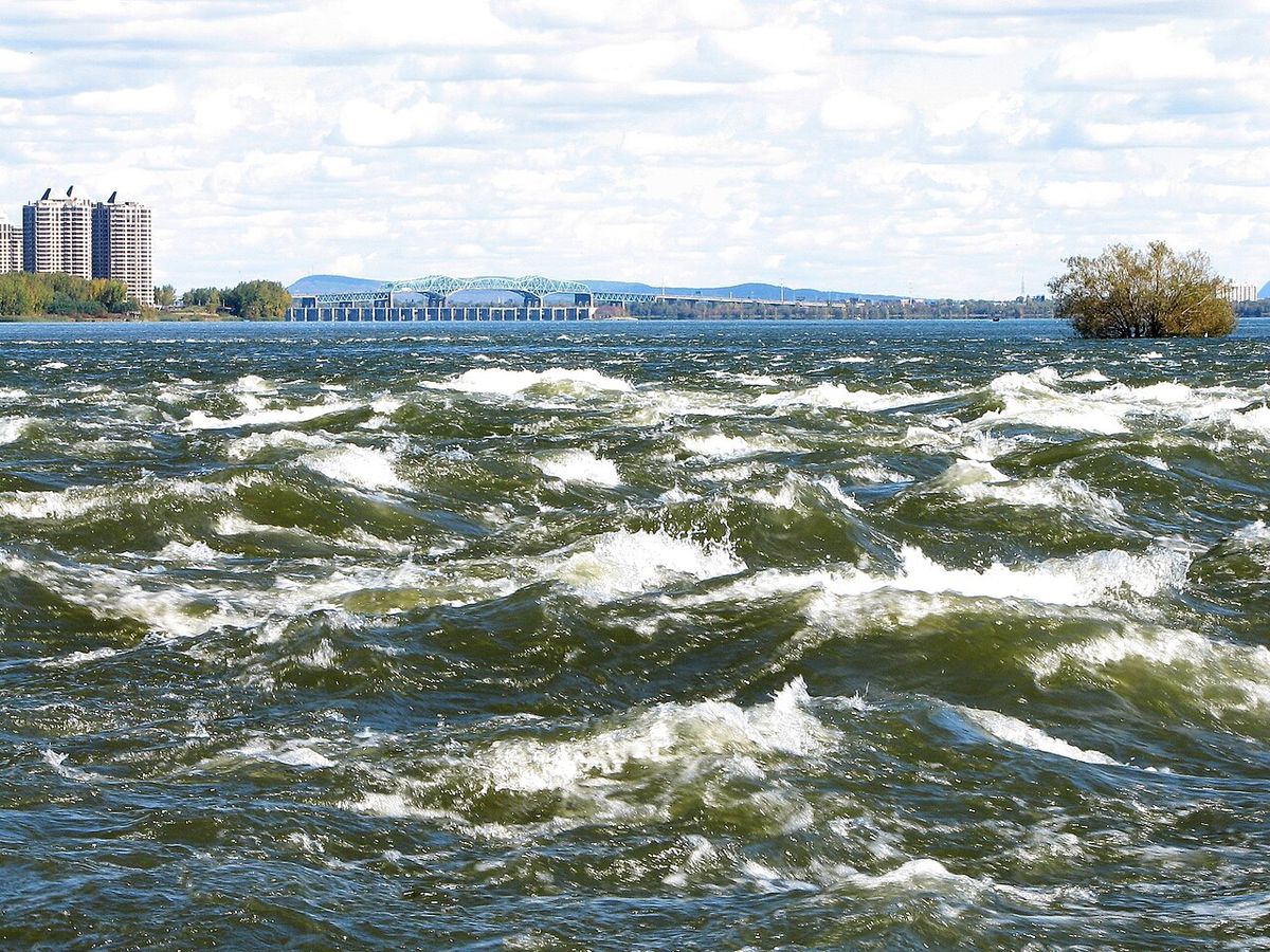 Vue des rapides de Lachine avec le pont Champlain au fond.