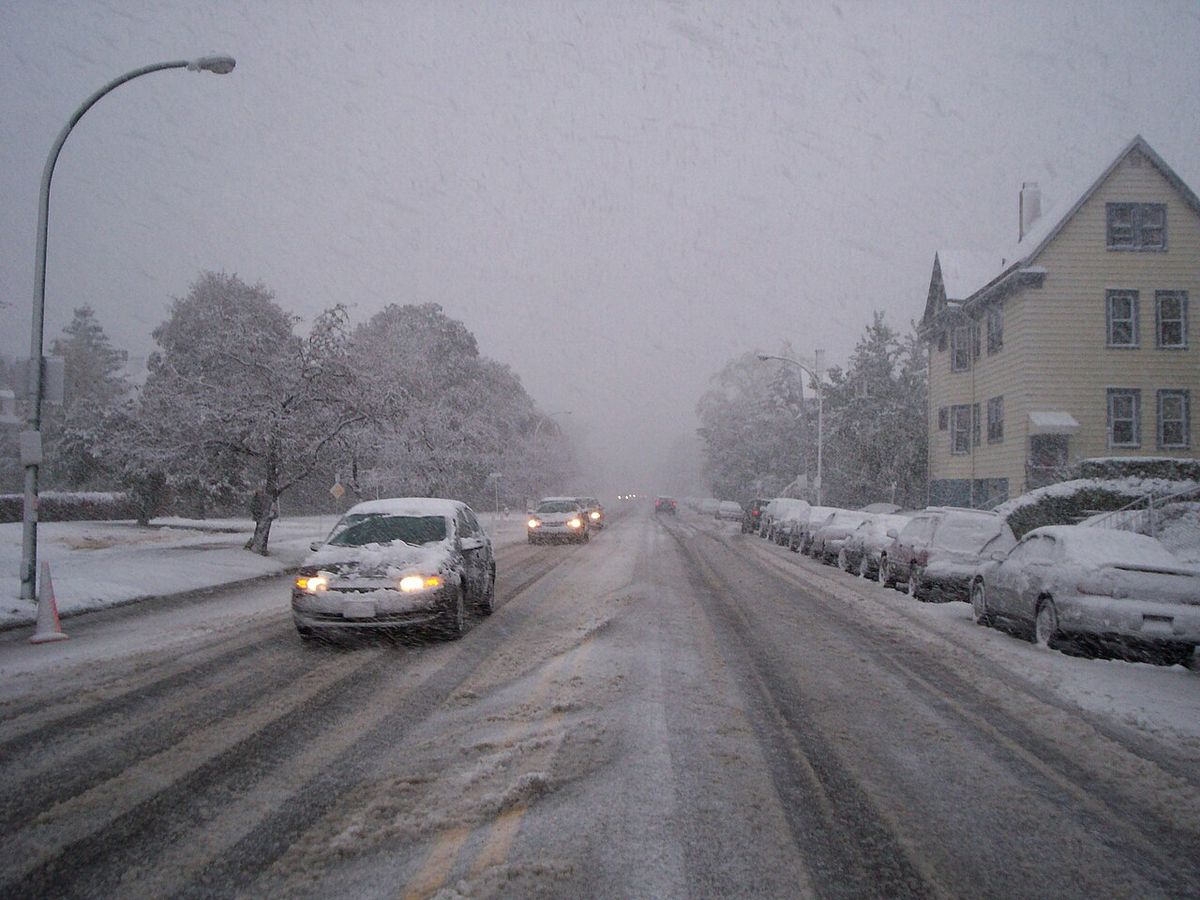 Looking to the East on Forest and Elmwood Avenues in Buffalo, New York during the early stages of the Friday the 13, 2006 October lake effec