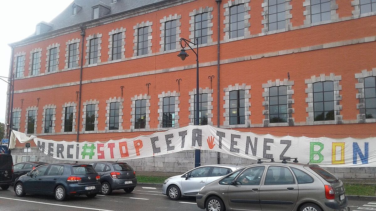 Banner againt the CETA on the Walloon Parliament wall in Namur, Belgium."Thank you#Stop CETA. Hold on"
